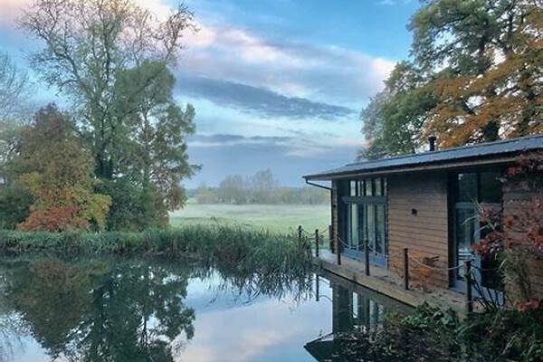 Scenic Riverfront Lodges For Peaceful Stays